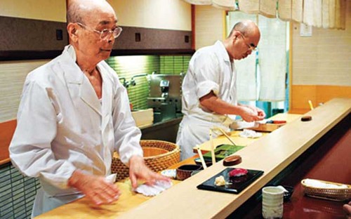 thợ làm sushi ở Nhật Bản